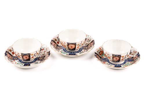 Lot 574 - A group of three Worcester porcelain "Kakiemon"...