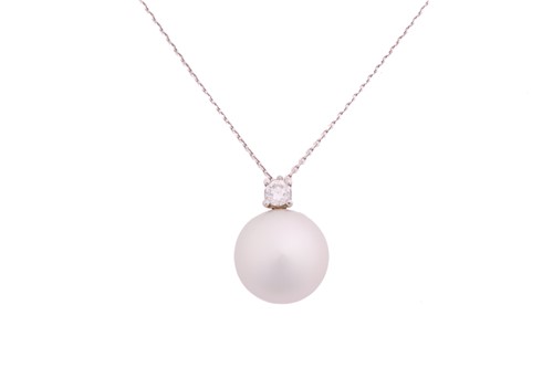 Lot 133 - A south sea pearl necklace, featuring a round...