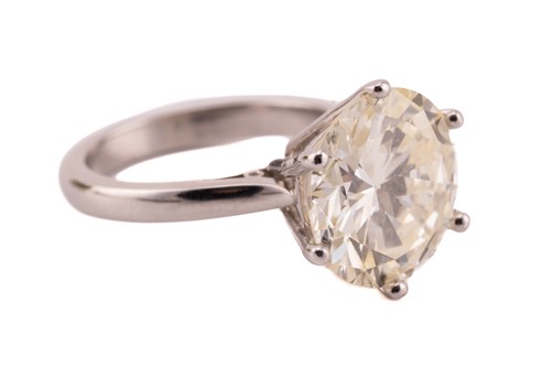 Lot 254 - A diamond solitaire ring in platinum,...