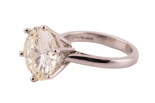 Lot 254 - A diamond solitaire ring in platinum,...