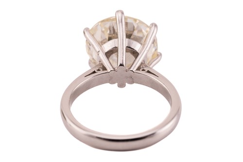 Lot 254 - A diamond solitaire ring in platinum,...