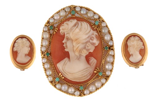 Lot 193 - A shell cameo brooch pendant and a pair of...