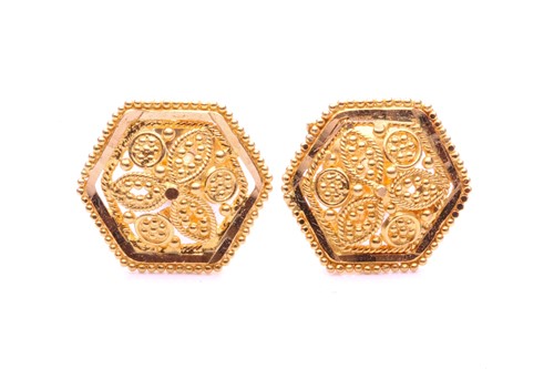 Lot 51 - A pair of 22ct yellow gold stud earrings, each...