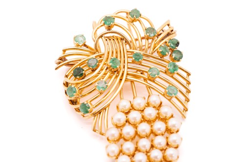 Lot 21 - An emerald and pearl pendant brooch, of bow...
