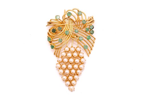Lot 21 - An emerald and pearl pendant brooch, of bow...