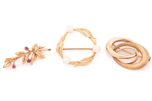 Lot 11 - A group of 9ct yellow gold jewellery, to...
