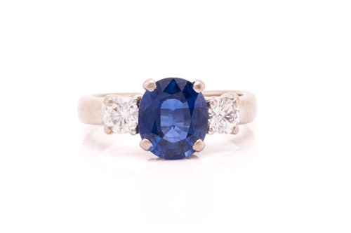 Lot 177 - A three-stone sapphire and diamond ring in...