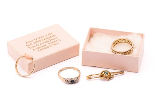 Lot 319 - Three 9ct rings and a bar brooch comprising a...