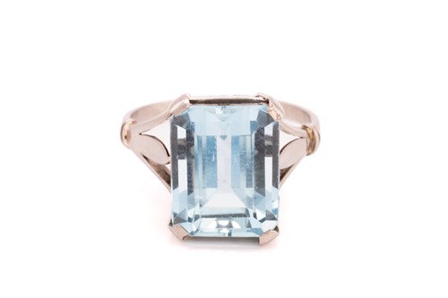 Lot 80 - An aquamarine solitaire ring, featuring an...