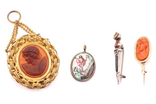 Lot 207 - A carved agate cameo depicting a Classical...