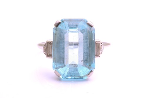 Lot 303 - An aquamarine dress ring, comprising an...