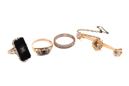 Lot 195 - Three gem-set rings and a horseshoe bar brooch;...