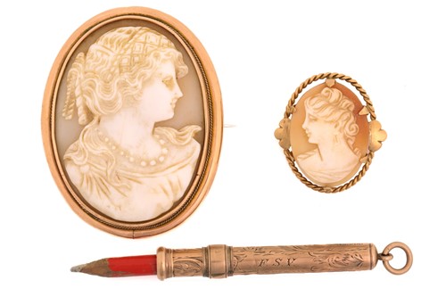 Lot 99 - Two cameo brooches and a propelling pencil,...