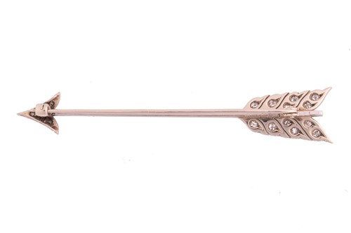 Lot 40 - A diamond bar brooch in the form of an arrow,...