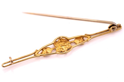 Lot 128 - A single stone citrine bar brooch, marked 15ct,...