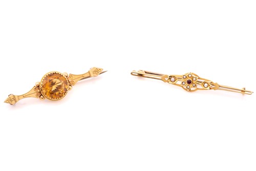 Lot 128 - A single stone citrine bar brooch, marked 15ct,...
