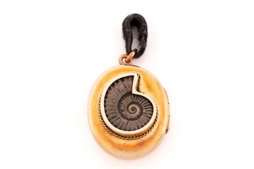 Lot 364 - A Victorian locket set with an ammonite, the...