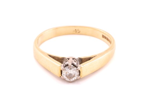 Lot 277 - An 18ct yellow gold single stone diamond ring,...