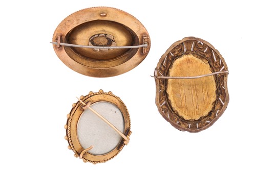 Lot 42 - A late 19th century yellow metal and cabochon...
