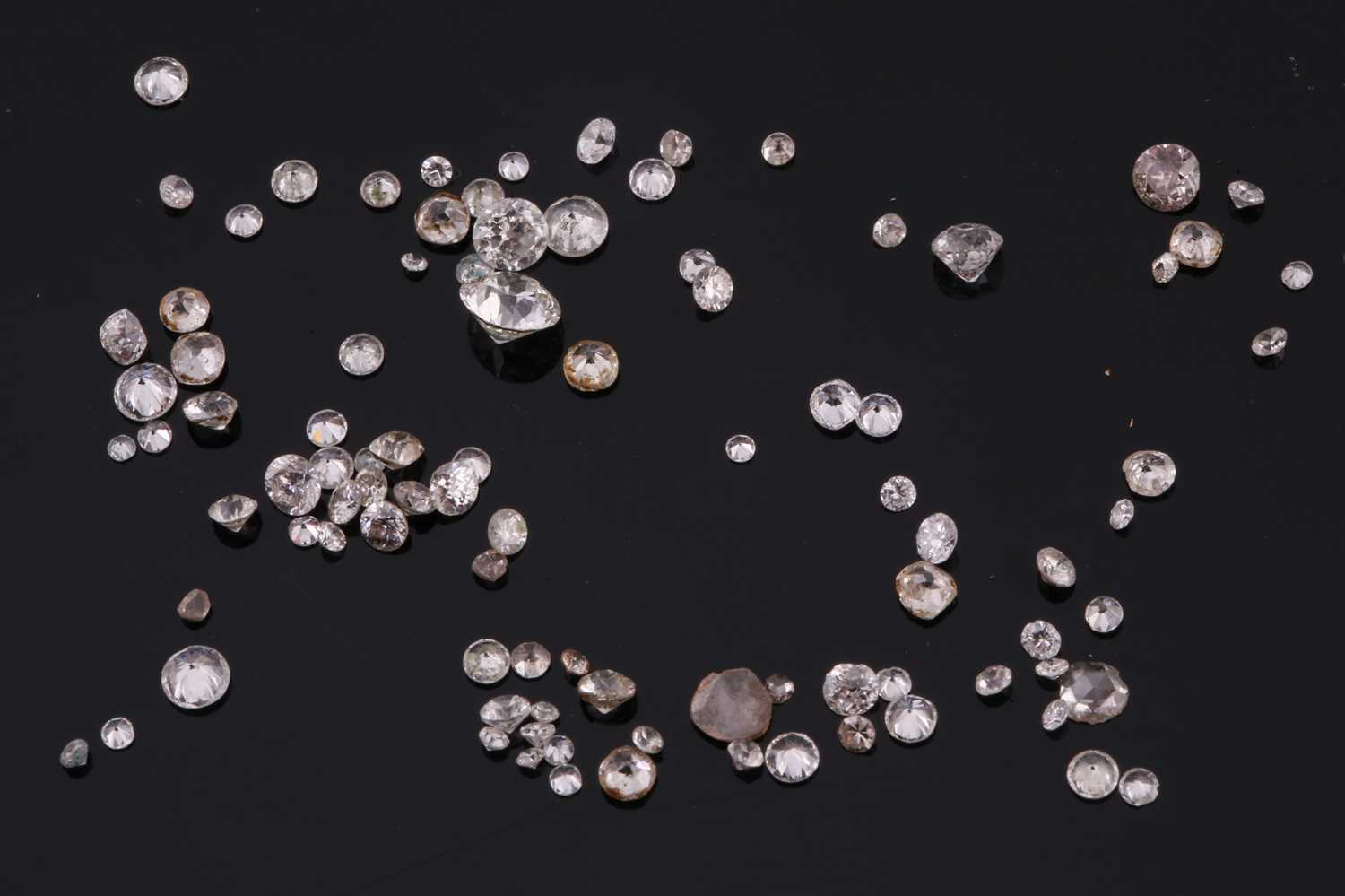 Lot 252 - A 4.95ct melee parcel of loose diamonds...