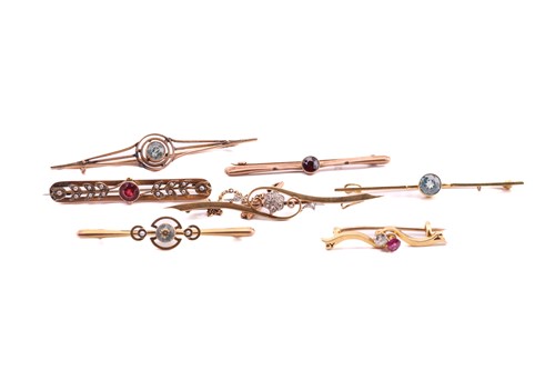 Lot 64 - A group of Edwardian bar brooches, one...