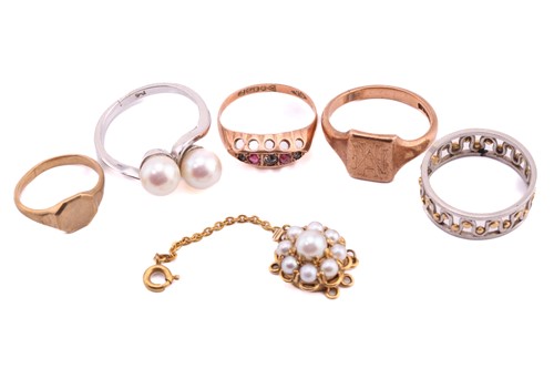 Lot 356 - A group of five various rings and a pearl set...