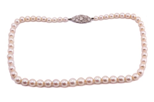 Lot 18 - A single strand graduated cultured pearl...