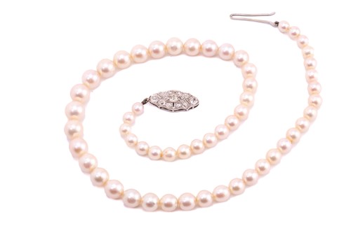 Lot 18 - A single strand graduated cultured pearl...