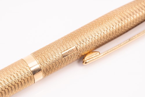 Lot 365 - A 9 carat gold yard-o-lead retractable ball...