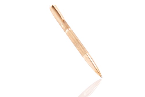 Lot 365 - A 9 carat gold yard-o-lead retractable ball...