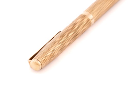 Lot 365 - A 9 carat gold yard-o-lead retractable ball...