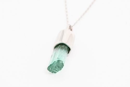 Lot 104 - A Columbian emerald specimen pendant,...