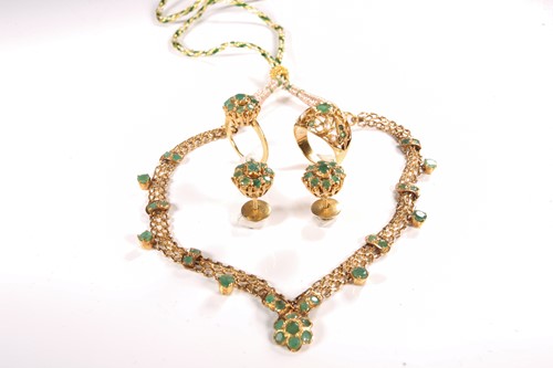 Lot 54 - A suite of emerald jewellery items, comprising...
