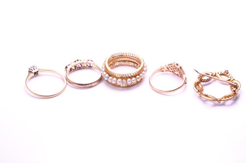 Lot 216 - A mixed carat of 4 gold rings and a brooch;...