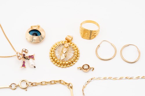 Lot 232 - A miscellaneous collection of jewellery items,...