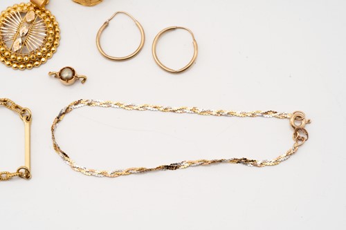 Lot 232 - A miscellaneous collection of jewellery items,...