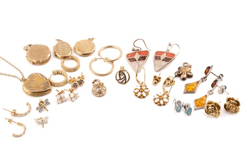 Lot 126 - A collection of various jewellery items, to...