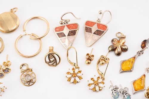 Lot 126 - A collection of various jewellery items, to...