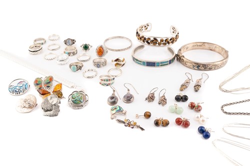 Lot 93 - A mixed collection of jewellery to include a...