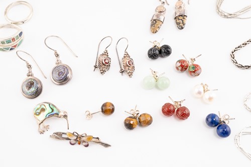 Lot 93 - A mixed collection of jewellery to include a...