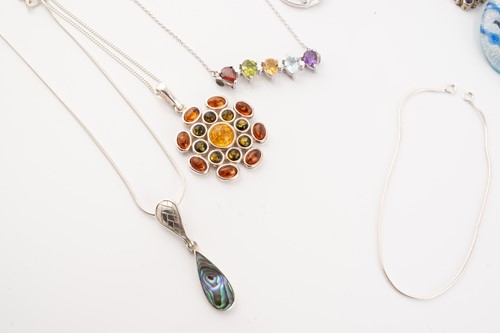 Lot 222 - A mixed lot of jewellery consisting of, 30...