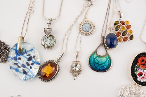 Lot 222 - A mixed lot of jewellery consisting of, 30...
