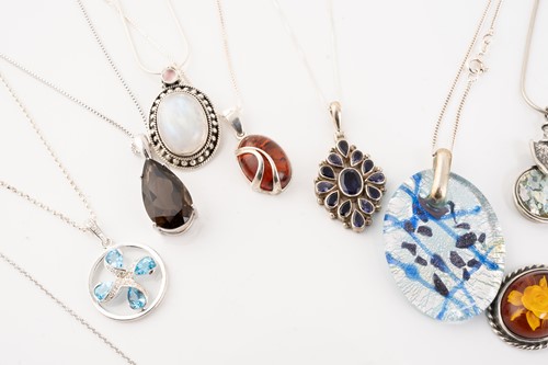 Lot 222 - A mixed lot of jewellery consisting of, 30...