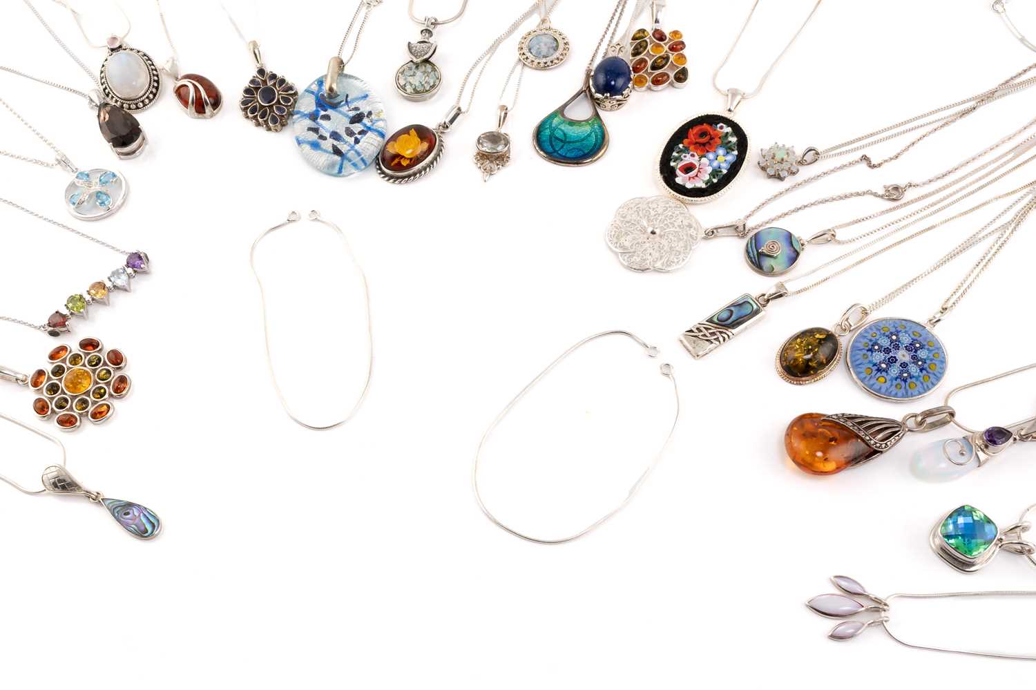 Lot 222 - A mixed lot of jewellery consisting of, 30...