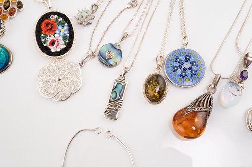 Lot 222 - A mixed lot of jewellery consisting of, 30...