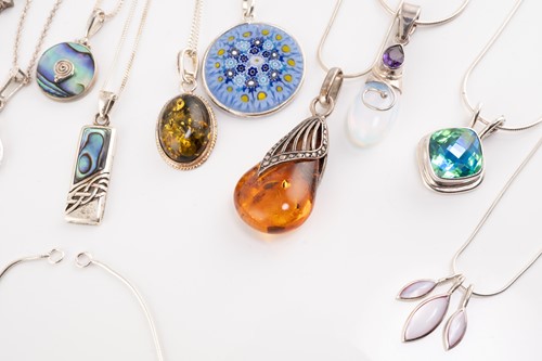 Lot 222 - A mixed lot of jewellery consisting of, 30...