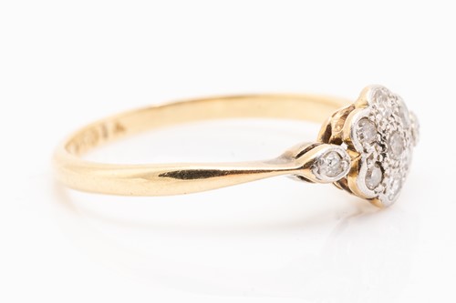 Lot 207 - An Edwardian diamond flowerhead ring and a...