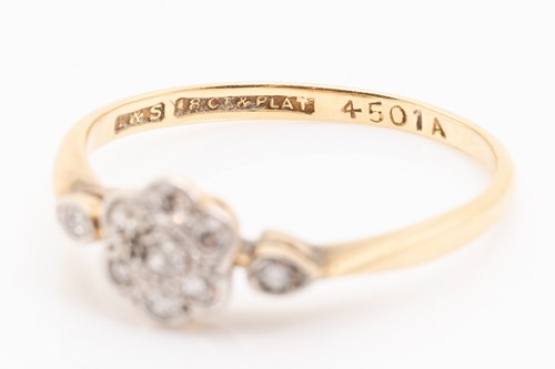 Lot 207 - An Edwardian diamond flowerhead ring and a...