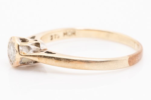 Lot 207 - An Edwardian diamond flowerhead ring and a...