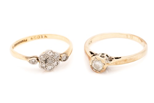 Lot 207 - An Edwardian diamond flowerhead ring and a...